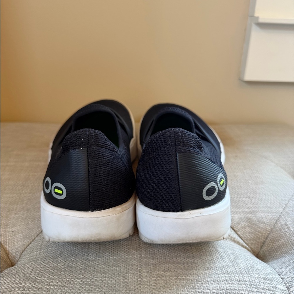 OOFOS Black Slip-On Shoe with Bright Green Insole size 8 - Picture 2 of 7